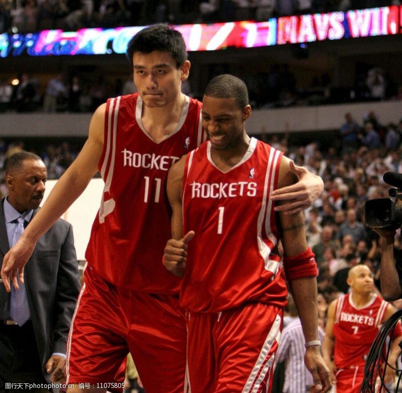 池忠国迎国安生涯200场里程碑，赛前热身获赠纪念球衣（赛前热身获赠纪念球衣，池忠国迎来国安生涯第200场里程碑）