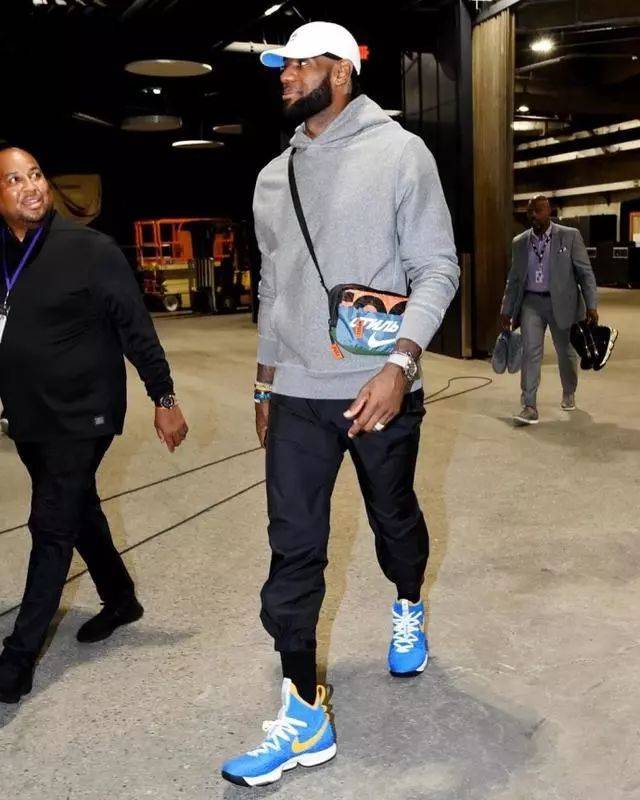 图片报：战平汉堡后，科贝尔与后卫瑞尔森发生激烈争吵（图片报称：与汉堡打成平手后，科贝尔与后卫瑞尔森爆发激烈争执）