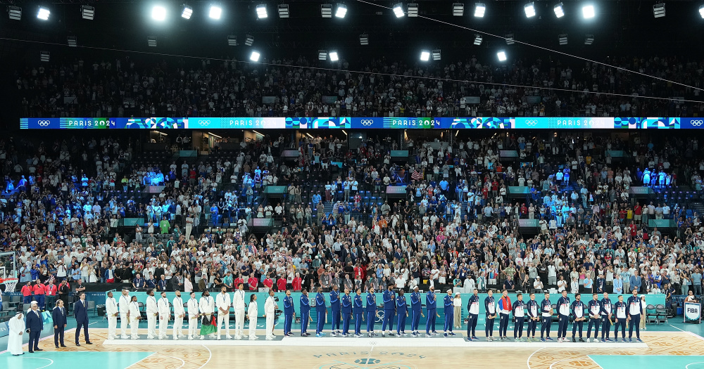 尤文航班延误，挪威当地球迷抓紧机会在机场与他们合影留念（尤文航班误点，挪威球迷趁机在机场与球员合影留念）