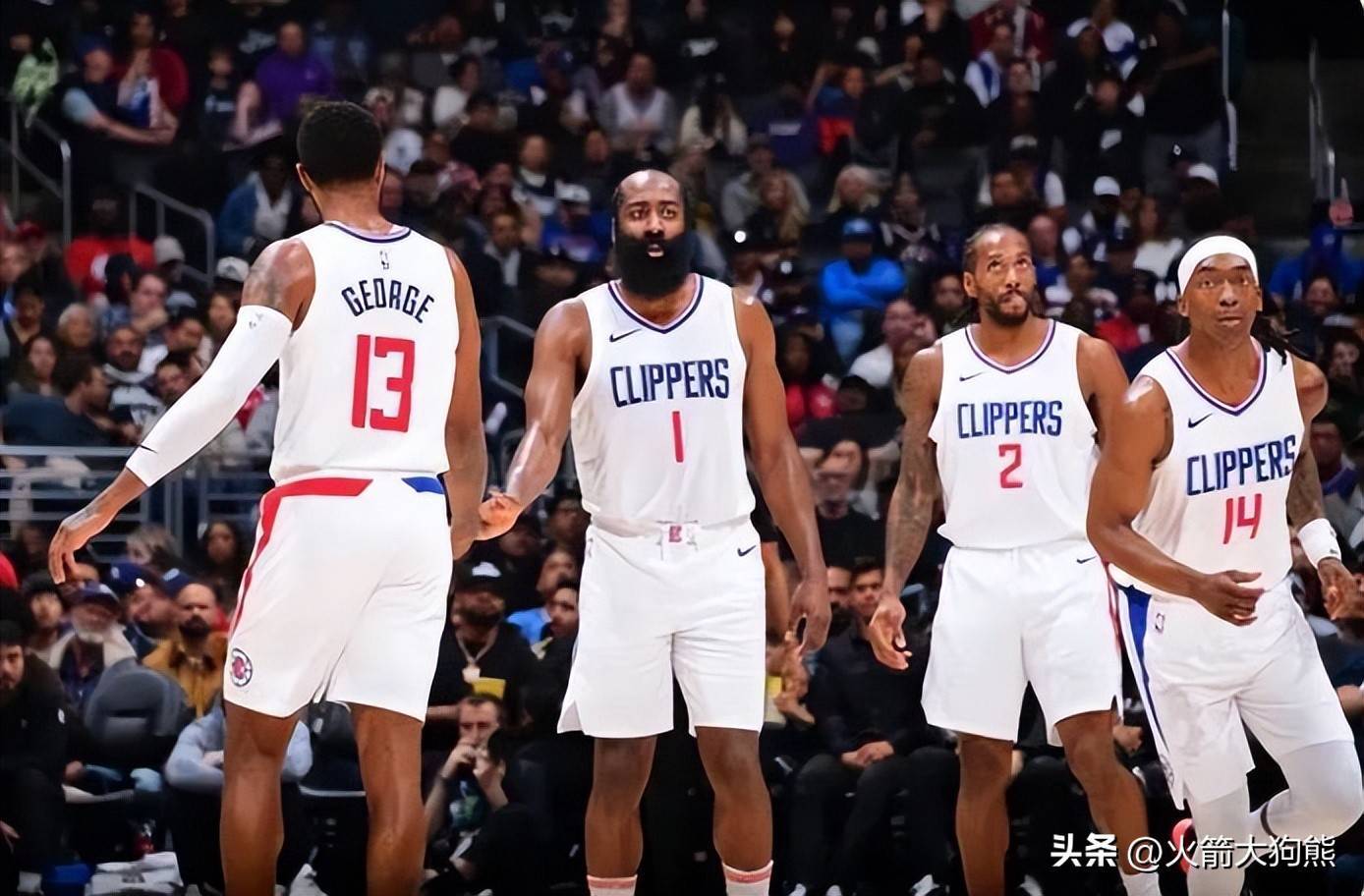 詹姆斯逆天表现再现老将统治力（詹姆斯超神发挥再度彰显老将统治力）